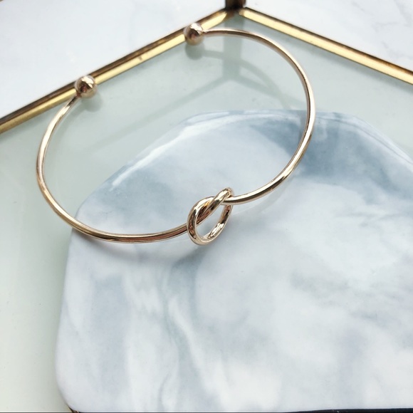 Restock Chic & Simple Knot Bracelet in Gold - Picture 3 of 5